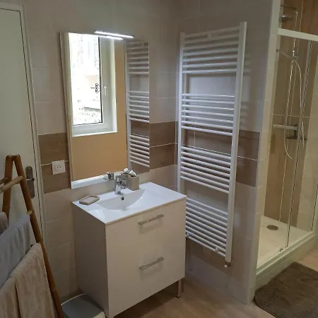 8 Places A La Bonne Escale *