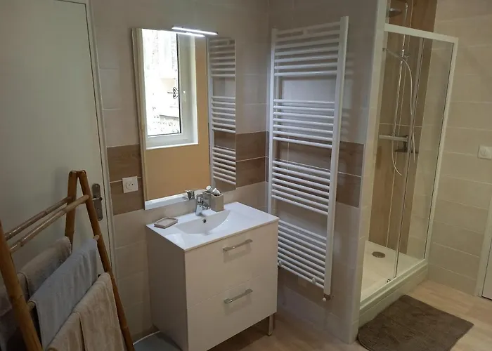 8 Places A La Bonne Escale *