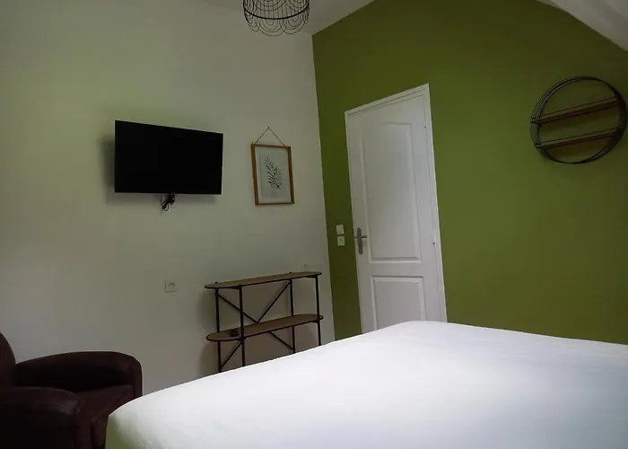 8 Places A La Bonne Escale *