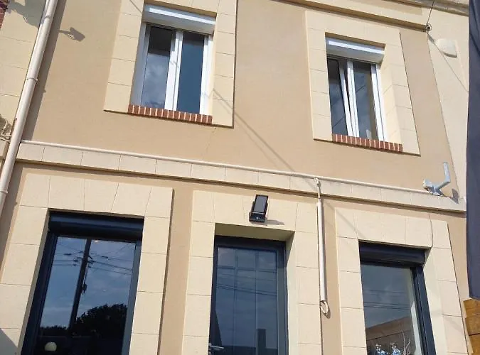 8 Places A La Bonne Escale *